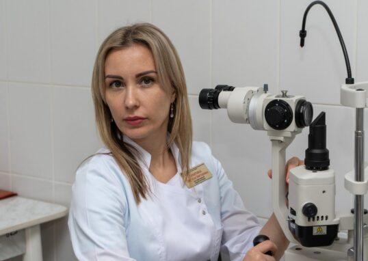 Первый визит к офтальмологу: когда и зачем проверять зрение ребёнка?